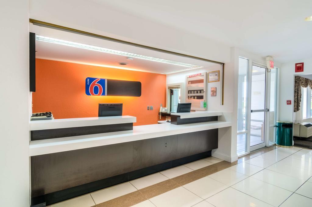 Motel 6 Нормъл Екстериор снимка