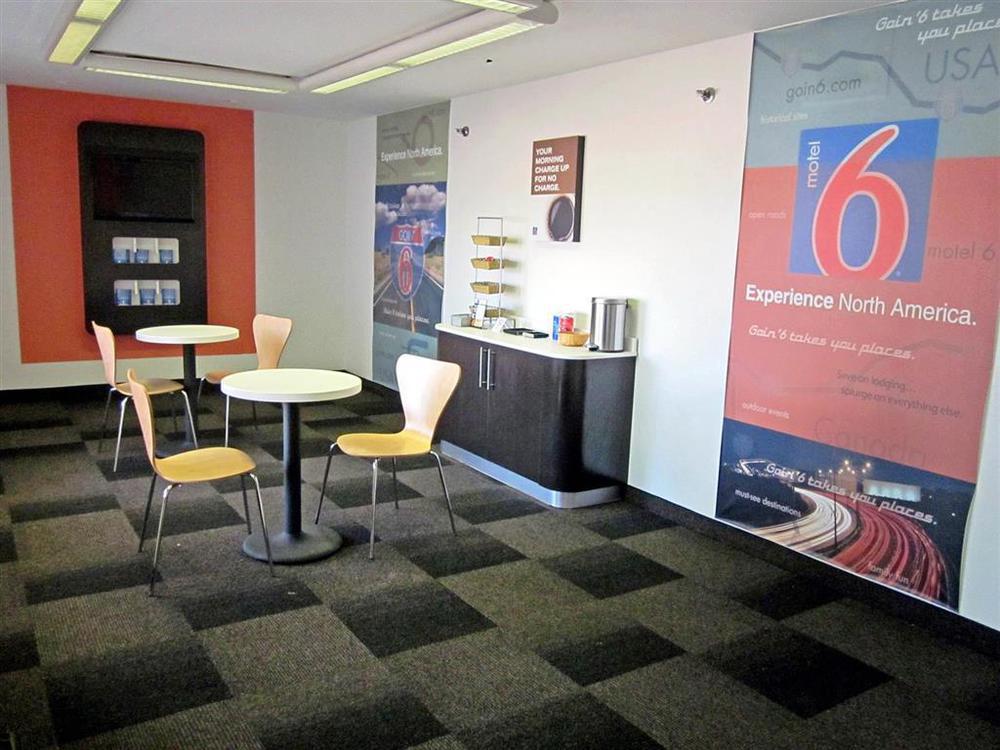 Motel 6 Нормъл Интериор снимка